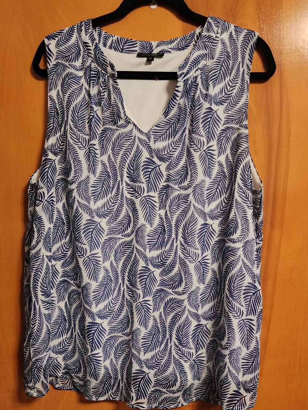 Plus Size Sleeveless V-Neck Leaf Print Top in Navy and White